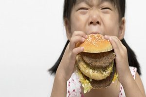 عوارض خوردن غذای ناسالم برای کودکان